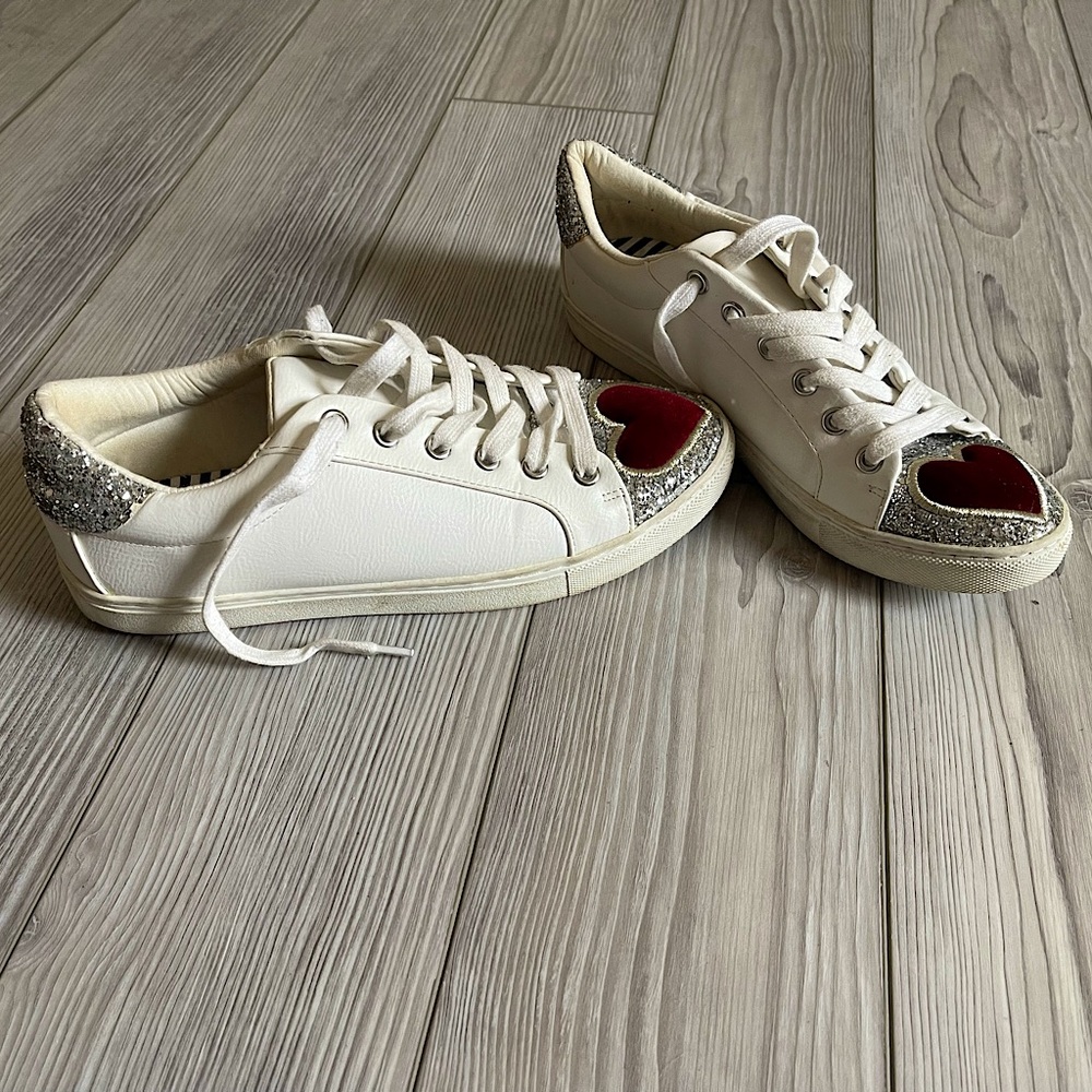 Betsy Johnson 7 sneaker
